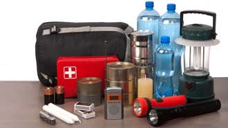 Kit de sobrevivência com mochila, alimentos enlatados, água, lanterna, rádio e primeiros socorros — essencial para emergências e catástrofes naturais